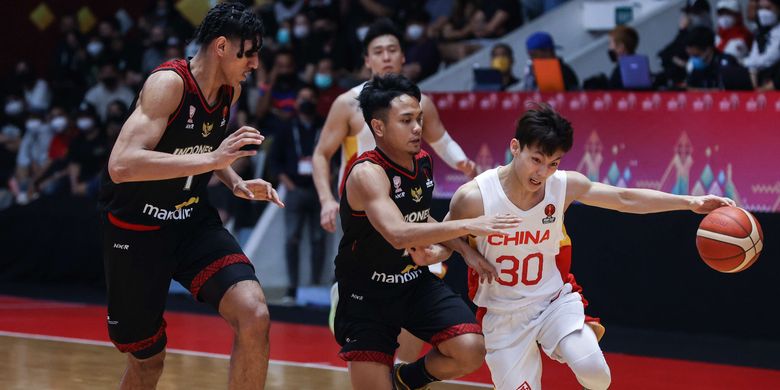 Pemain timnas basket China, Jie Xu mencoba melewati pemain timnas basket Indonesia pada laga playoff FIBA Asia Cup 2022 di Istora Senayan, Jakarta, Senin (18/7/2022). Indonesia kalah dengan skor 58-108.