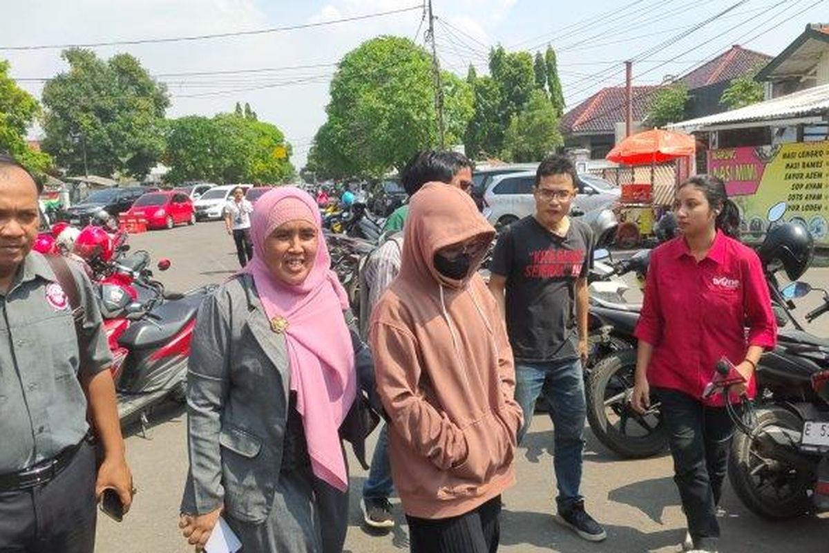 Adik Pegi Setiawan, Lusiana (jaket cokelat) saat tiba di Mapolres Cirebon Kota didampingi dua kuasa hukumnya, Selasa (28/5/2024). 
