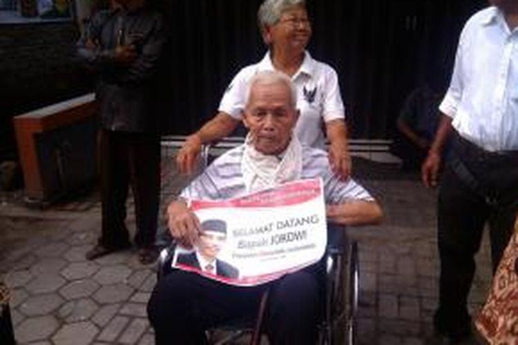 Fx Lasiran bersama Bernadeta saat menunggu Presiden Joko Widodo di pinggir jalan 