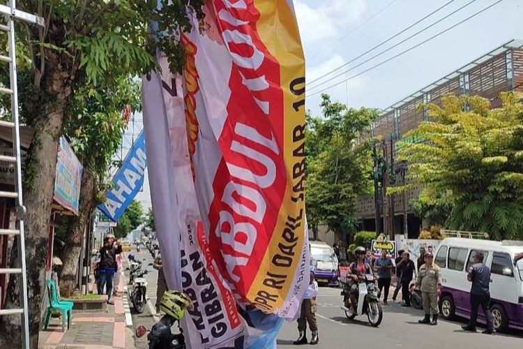 Bawaslu Kuningan Tertibkan APK di Jalan Protokol hingga Halaman Rumah