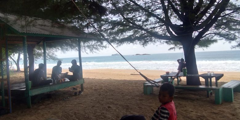 Wisatawan di Pantai Kuala Dhoe, Kecamatan Setia Bakti, Kabupaten Aceh Jaya, Sabtu (23/11/2019). 