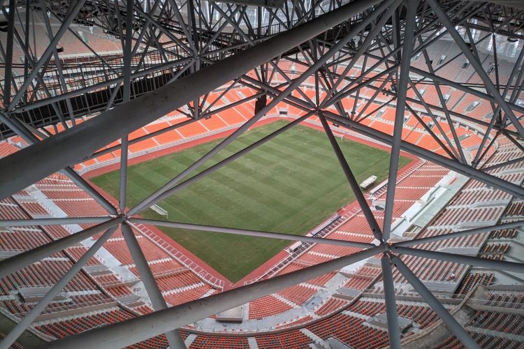 Foto lapangan dari atap sisi utara tempat akses skydeck Jakarta International Stadium, Kamis (31/3/2022).