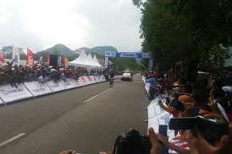 Daniel Whitehouse pebalap sepeda asal Inggris saat tampil sebagai juara etape II Tour de Flores di Ende, Nusa Tenggara Timur, Jumat (20/5/2016).