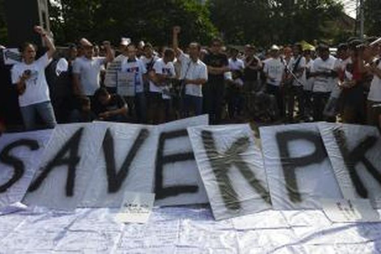 Wakil Ketua KPK, Adnan Pandu Praja berorasi di hadapan massa pegiat antikorupsi yang menggelar Pegiat antikorupsi menggelar gerakan #SaveKPK di area hari bebas kendaraan bermotor di Jakarta, Minggu (25/1/2015). Gerakan ini merupakan respons terhadap penangkapan Wakil Ketua KPK Bambang Widjojanto oleh polisi, sekaligus perlawanan terhadap upaya kriminalisasi KPK yang dikhawatirkan akan menghambat gerakan pemberantasan korupsi. KOMPAS/HERU SRI KUMORO