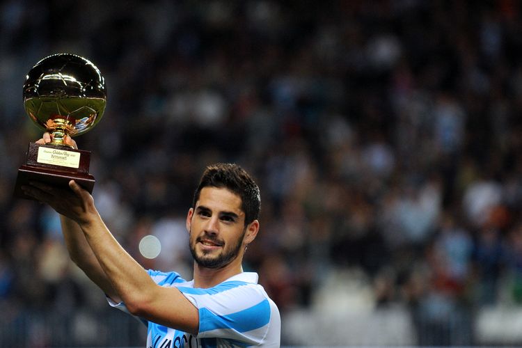 Gelandang Malaga Isco memegang trofi Golden Boy sebelum pertandingan sepak bola Liga Spanyol Malaga CF vs Real Madrid di stadion La Rosaleda di Malaga pada 22 Desember 2019.