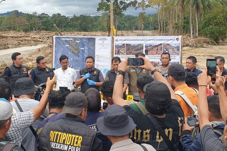 Kementerian Kehutanan bersama Direktorat Tindak Pidana Tertentu (Dittipidter) Bareskrim Polri saat melakukan konferensi pers terkait bencana banjir dan longsor di Batangtoru, Kabupaten Tapanuli Selatan (Tapsel), Selasa (10/12/2025). Tim mengambil 43 sampel kayu (material banjir dan longsor) dan mengidentifikasi jenis pohon-pohon yang ditemukan. 