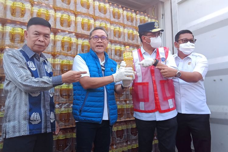 Mendag Zulhas saat pelepasan minyak goreng kemasan rakyat Minyakita di Pelabuhan Tanjung Priok Jakarta, Kamis (11/8/2022). 