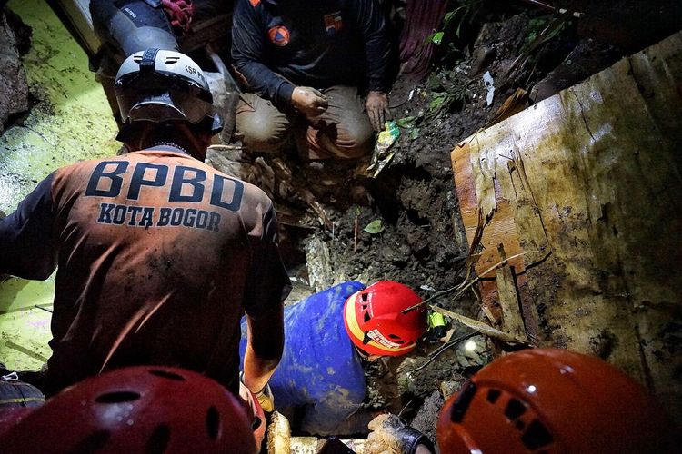 Petugas tim SAR gabungan melakukan evakuasi korban longsor di Gang Barjo, Kelurahan Kebon Kalapa, Kecamatan Bogor Tengah, Kota Bogor, Jawa Barat, Rabu (12/10/2022).