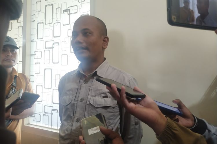 Ketua KPU Bangkalan Zainal Arifin saat menemui para jurnalis usai aksi unjuk rasa Grapeksi, Senin (26/12/2022)