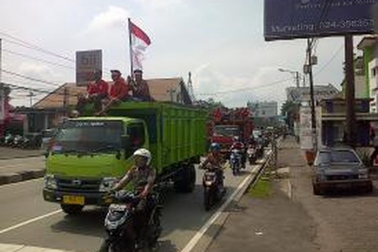 Ratusan truk pasir melintas di Ungaran menuju kantor Gubernur, Jl Pahlawan Semarang, Senin (23/2/2015) siang.