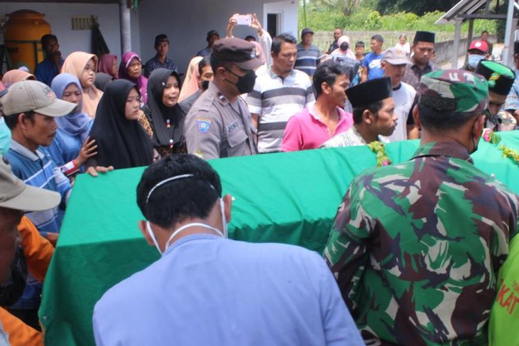 Tiga jenazah korban ledakan bubuk petasan dimakamkan di TPU Dusun Sadeng, Desa Karangbendo, Kecamatan Ponggok, Kabupaten Blitar, Jawa Timur, Selasa (21/2/2023)