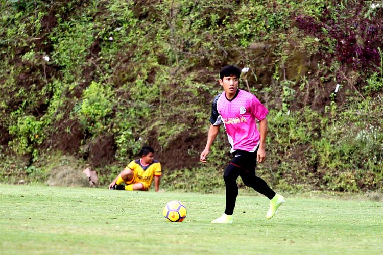 Mantan pemain Mitra Kukar, Ahmad Bustomi menggiring bola saat laga amal yang digelar oleh tim Dokjrenk FC di Lapangan Wonoayu, Wajak, Kabupaten Malang, Jawa Timur, Kamis (9/1/2020) sore.