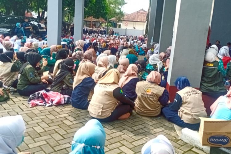 Honorer tenaga kesehatan di Garut melakukan aksi unjukrasa ke kantor DPRD Garut memuntut kejelasan nasib mereka, Kamis (23/06/2022)