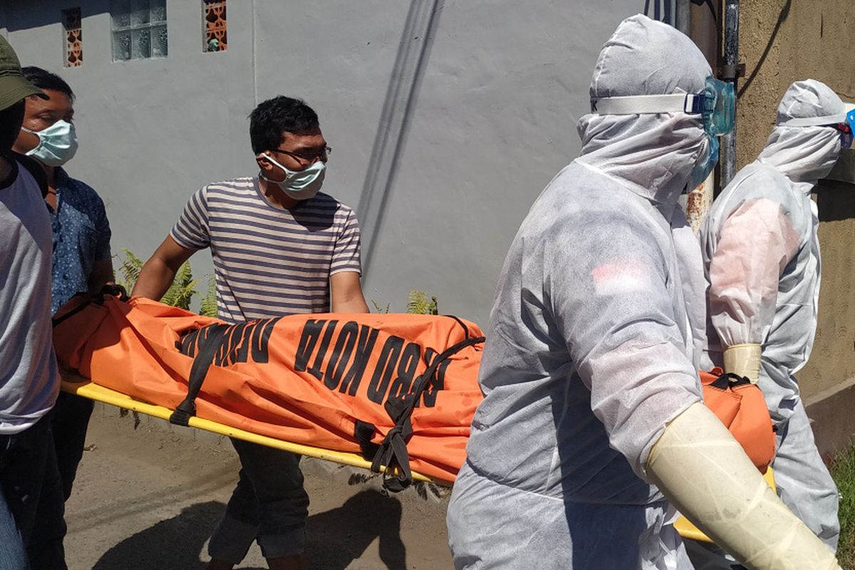 Medical workers in Sanur, Bali evacuate the remains of William Hamilton Mackenzie (73) in Sanur, Bali, in accordance with Covid-19 medical protocol