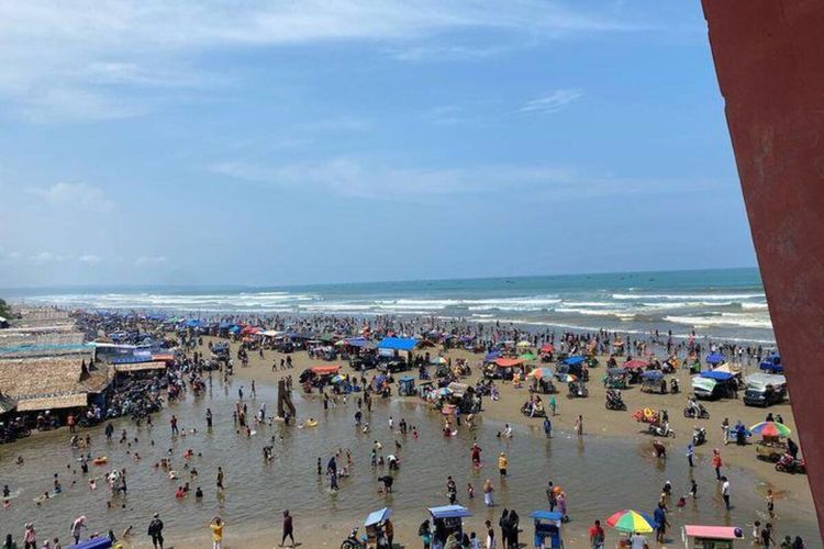 Suasana di Pantai Bagedur, Kecamatan Malingping, Kabupaten Lebak, ramai pengunjung pada Minggu (23/4/2023).