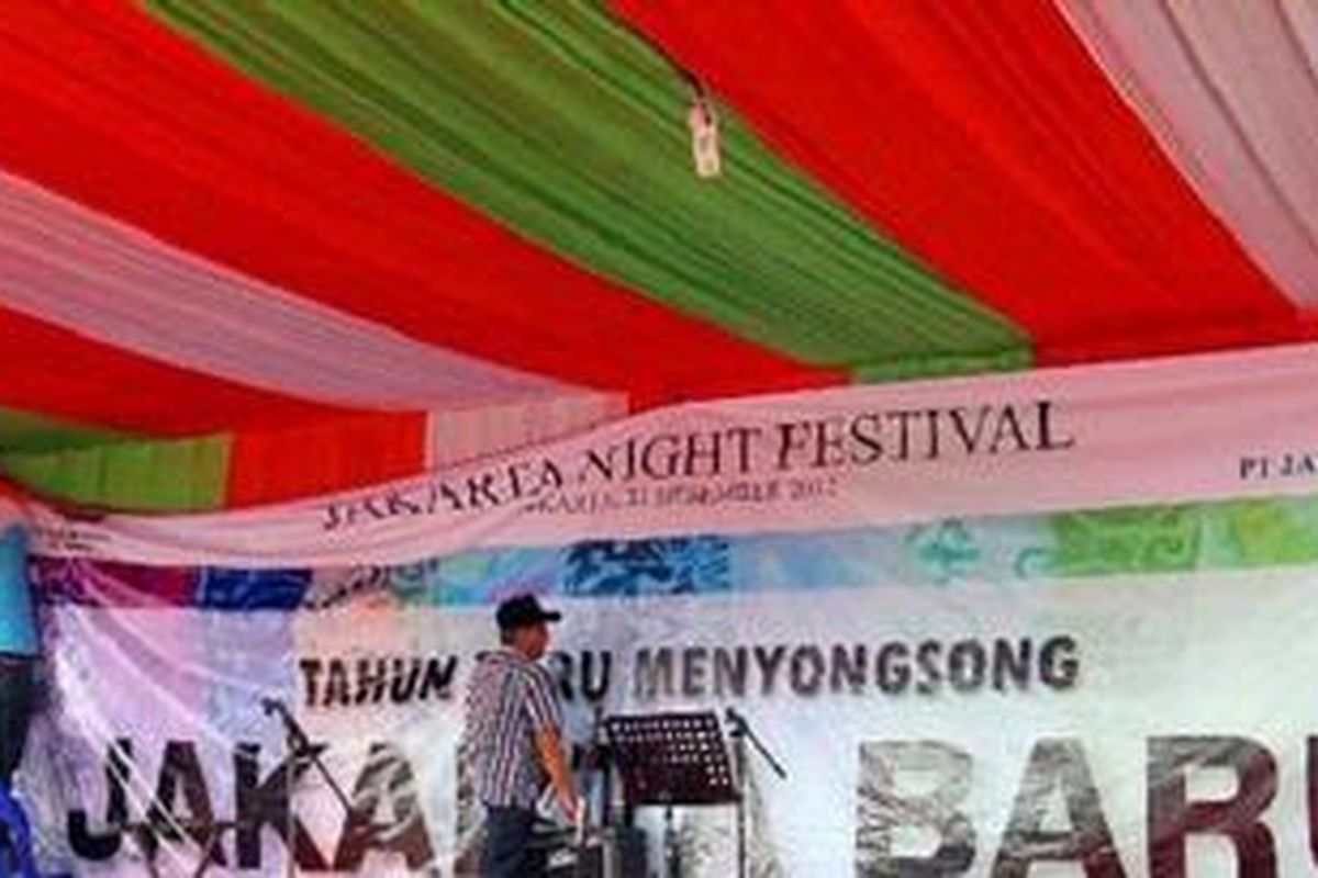 Sejumlah pekerja mendirikan panggung hiburan di pinggir Jalan Jenderal Soedirman, Jakarta, Senin (31/12/2012). Sejumlah panggung hiburan didirikan oleh Pemprov DKI Jakarta, dari sepanjang Jalan MH Thamrin menuju Jalan Jenderal Soedirman sejauh 7 km seabagai Pesta Rakyat menyambut tahun baru 2013.