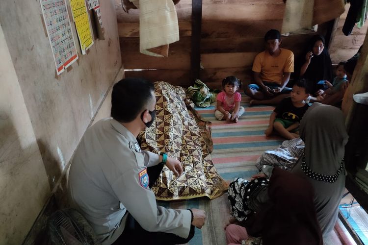 Seorang ibu rumah tangga Aisyah (35) warga Desa Peunaron Baru, Kecamatan Peunaron, Kabupaten Aceh Timur, Provinsi Aceh, Sabtu (6/8/2022) dilaporkan tewas keseterum arus listrik dari kulkas.