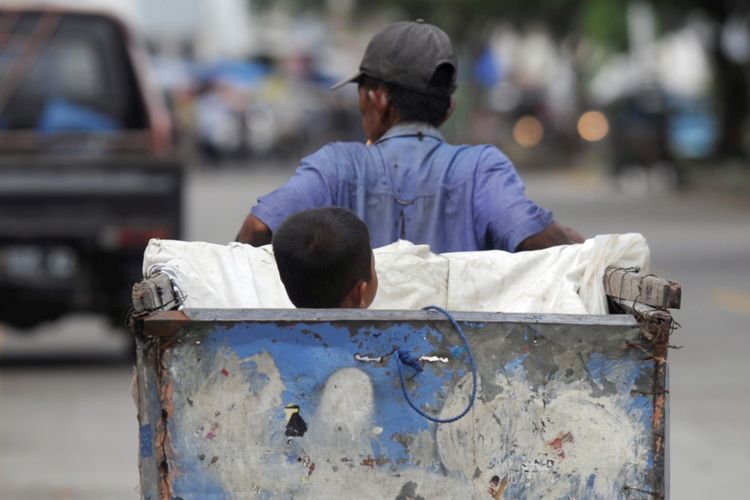 Ikut Bekerja Orangtua - Anak-anak mengikuti orangtuanya memulung sepanjang Jalan KH Wahid Hasyim, Kota Semarang, Jawa Tengah, Rabu (4/1/2017). Kemiskinan membuat sebagian besar anak-anak tidak mendapatkan akses pendidikan yang layak.