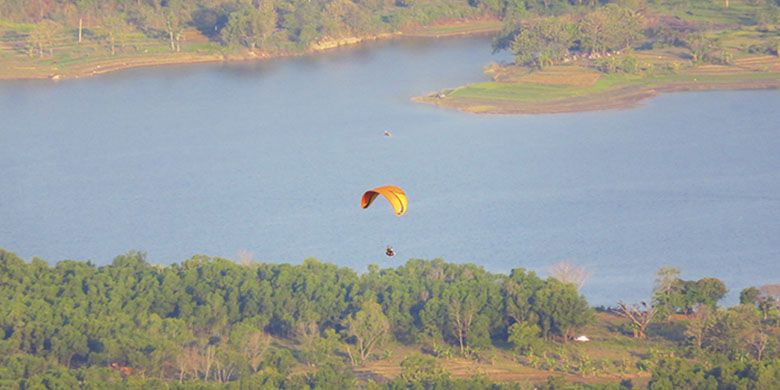 Puncak Joglo biasa digunakan untuk latihan paralayang.