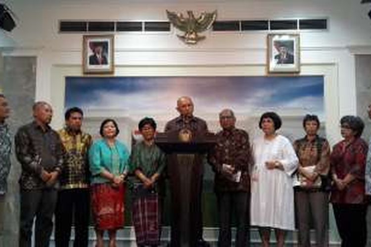 Sejumlah antropolog usai bertemu Presiden Joko Widodo di Istana Merdeka, Jakarta, Senin (16/1/2017).