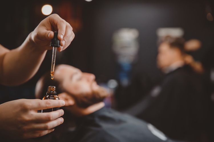 Ilustrasi cara pakai minyak rambut untuk laki-laki