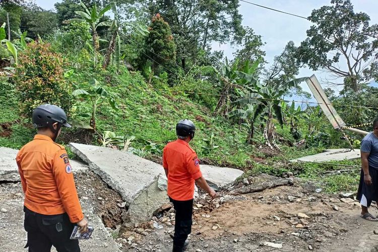 Salah satu rumah warga di Kampung Curug, Desa Bojong Koneng, Kecamatan Babakan Madang, Kabupaten Bogor, Jawa Barat, rusak akibat pergeseran tanah yang terjadi pada Rabu (14/9/2022).