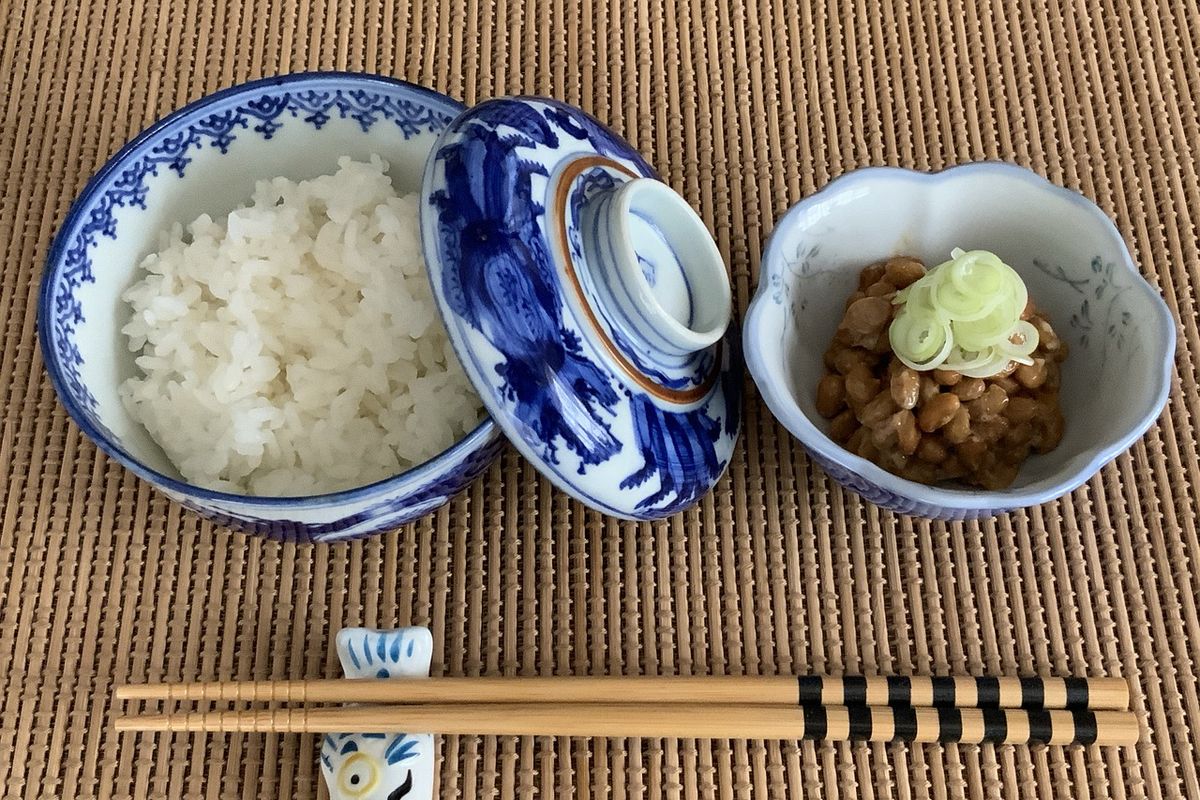 Ilustrasi penyajian natto di Jepang. 