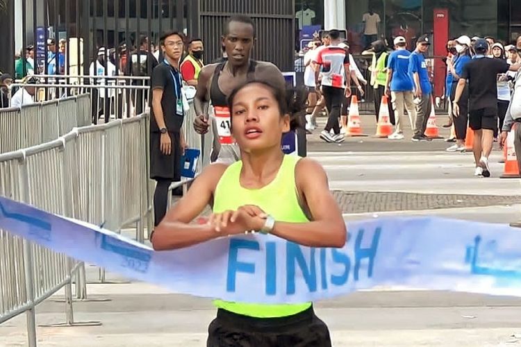Pelari andalan Indonesia, Odekta Elvina Naibaho, meraih gelar juara Jakarta Marathon 2022 seusai menjadi peserta tercepat di kategori half marathon (21 kilometer), Minggu (16/10/2022).