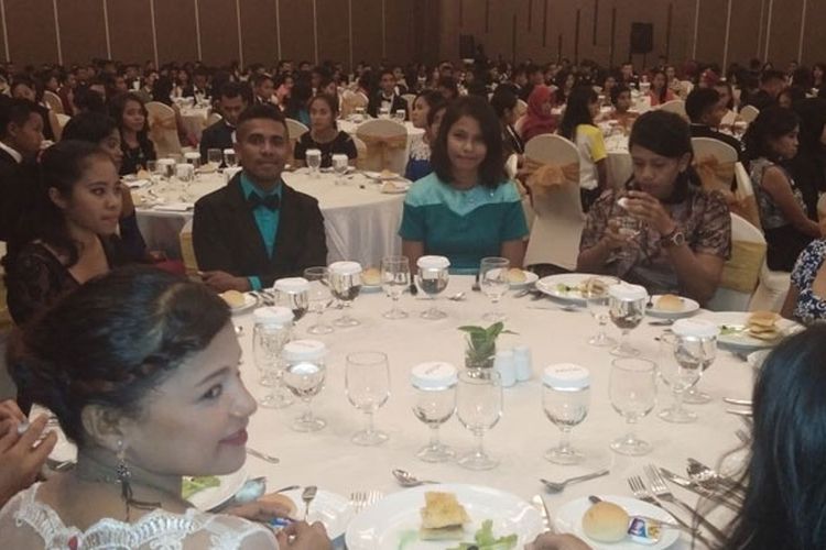 Ratusan mahasiswa Jurusan Pariwisata, Politeknik Negeri Kupang, Nusa Tenggara Timur (NTT) belajar etika jamuan makan di Hotel Aston Kota Kupang, Senin (22/1/2018).