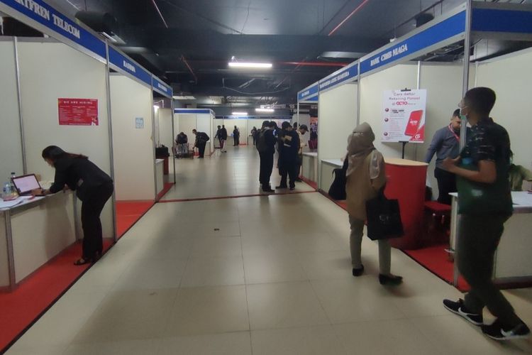 Suasana pameran bursa lowongan kerja atau job fair yang digelae di kawasan Blok M, Kebayoran Baru, Jakarta Selatan pada 27-28 Juli 2022. 