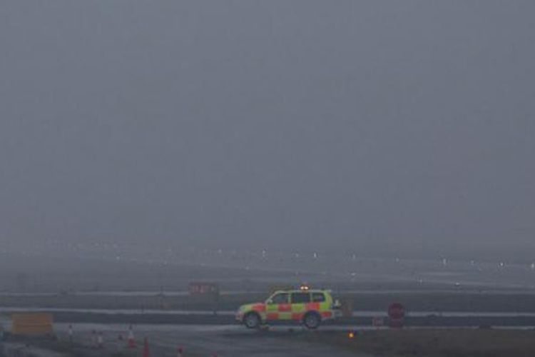Kabut tebal menutupi Bandara London City di timur Kota London, Senin, 23 Januari 2017. Kabut yang sama tebalnya juga dialami Bandara Heathrow, hingga tak kurang dari 100 penerbangan dibatalkan. 