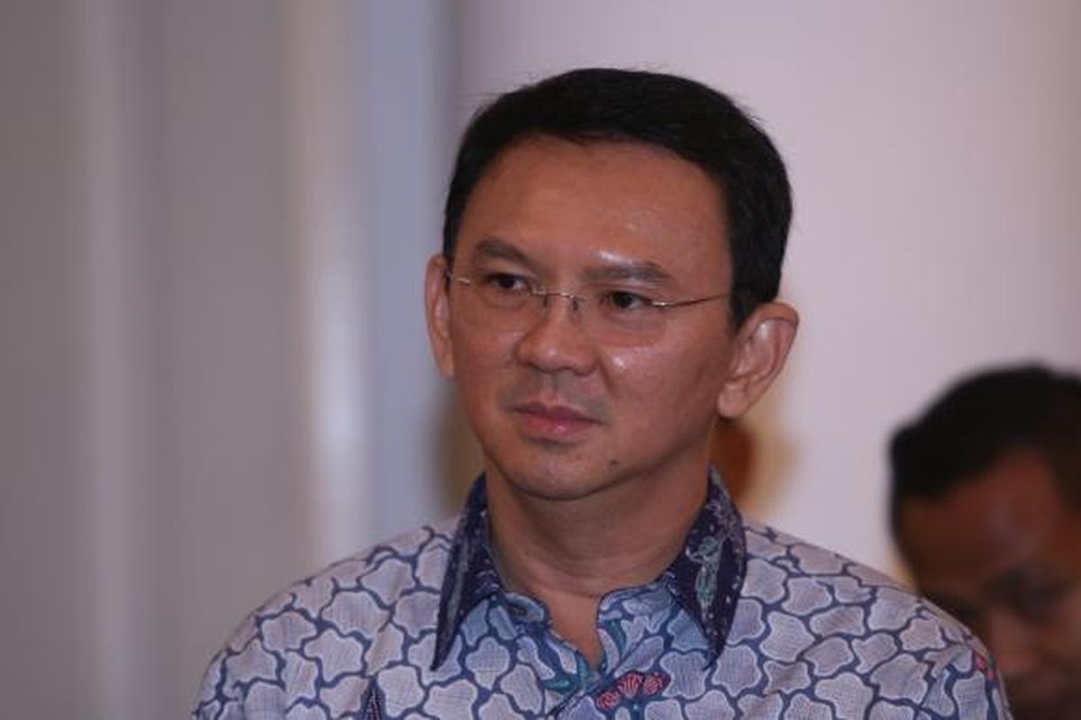 Basuki Tjahaja Purnama (Ahok) usai acara serah terima nota pengantar tugas PLT (pelaksana tugas) Gubernur DKI Jakarta di Balai Agung, Balai Kota DKI Jakarta, Senin (6/3/2017). Serah terima ini dilakukan oleh Sekjen Kemendagri Yuswandi A Temenggung kepada pasangan Gubernur-Wakil Gubernur petahana DKI Jakarta, Basuki Tjahaja Purnama-Djarot Saiful Hidayat, serta kepada Sumarsono.