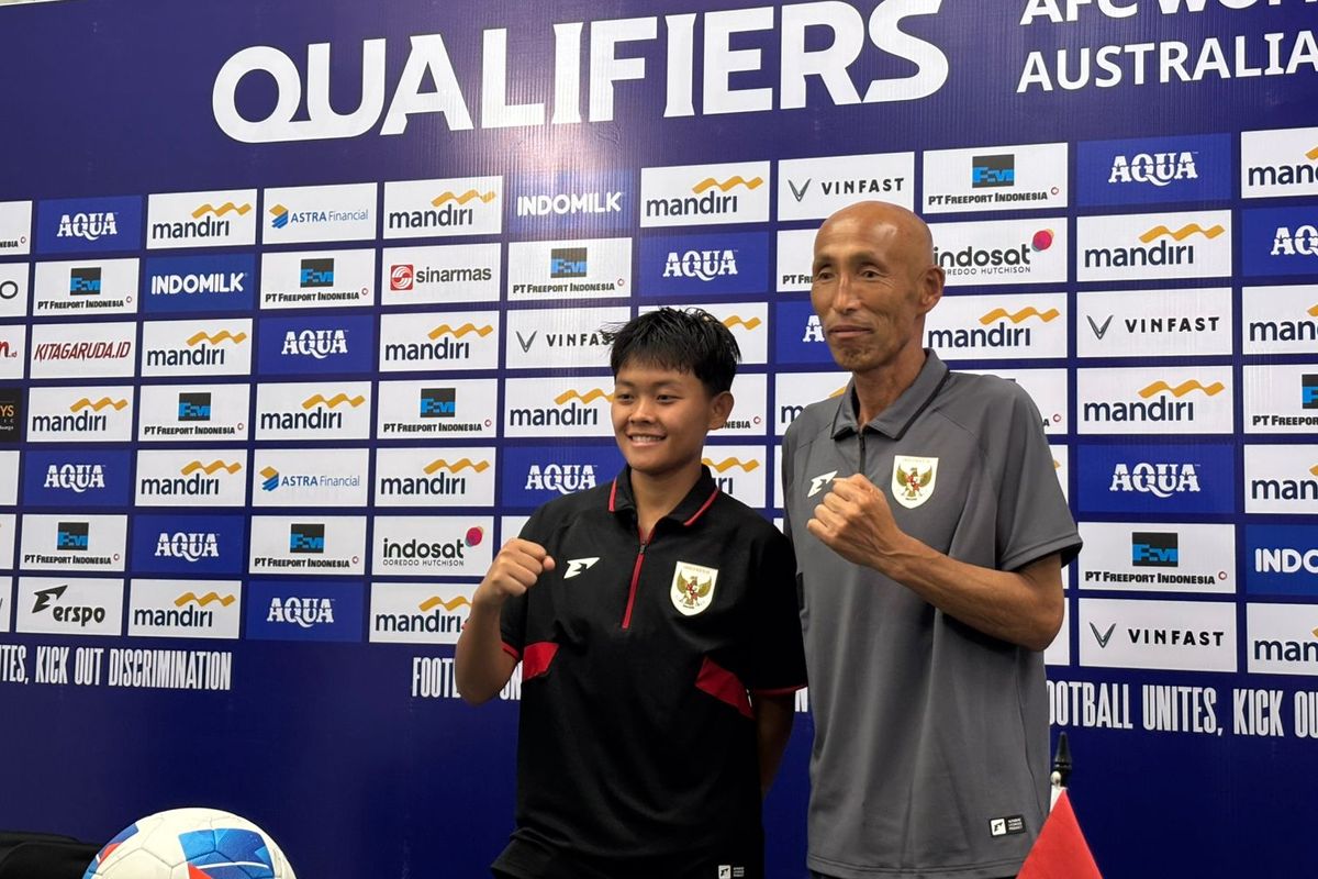 Helsa Maeisyaroh (kiri) bersama pelatih Satoru Mochizuki usai menjalani konferensi pers pascalaga Kualifikasi Piala Asia 2026 putri antara timnas putri Indonesia vs Taiwan di Stadion Indomilk Arena, Tangerang, Sabtu (5/7/2025).