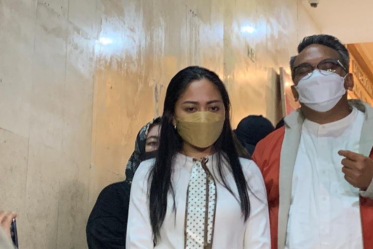 Rachel Vennya didampingi kuasa hukumnya, Indra Raharja, usai menjalani pemeriksaan di Polda Metro Jaya, Kamis (21/10/2021)