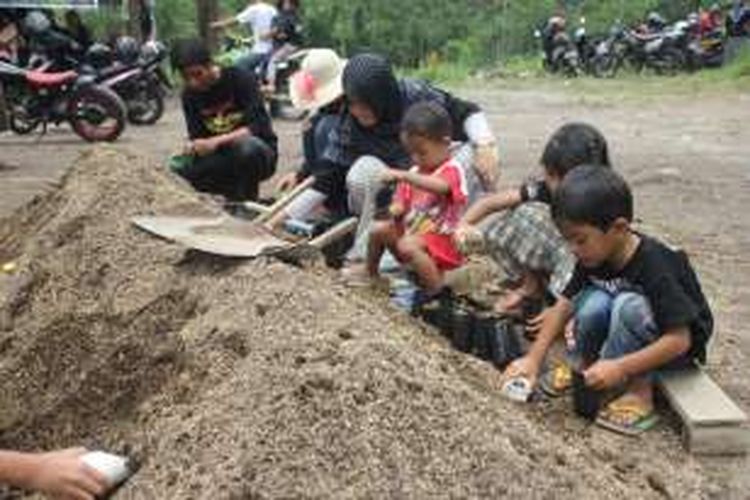 Anak-anak sedang asyik menyiapkan media tanam pada kegiatan wisata berbasis konservasi di kawasan Jurang Jero Gunung Merapi, Kecamatan Srumbung, Kabupaten Magelang, Jawa Tengah.
