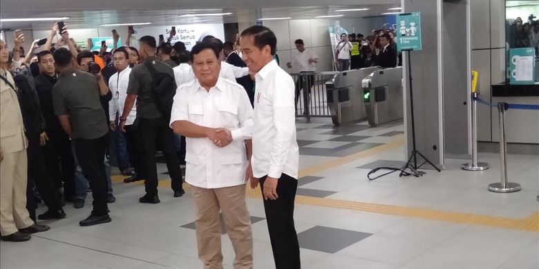 Jokowi dan Prabowo Bertemu di stasiun MRT Lebak Bulus Jakarta Selatan, Sabtu (13/7/2019).