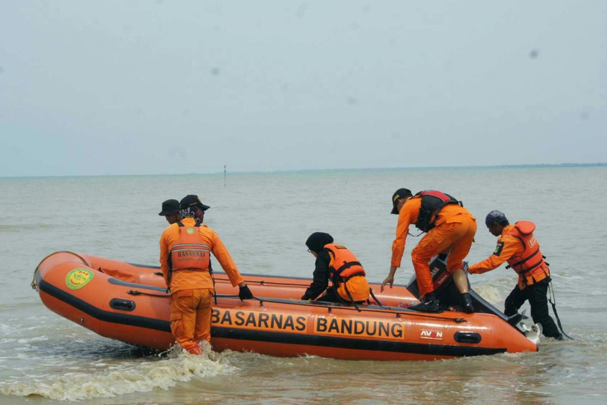 Tim SAR bersiap melakukan penyisiran di perairan Pantai Tanjungpakis, Karawang, Jawa Barat pada hari kesepuluh atau Rabu (7/11/2018) proses pencarian korban pesawat Lion Air JT 610 yang jatuh pada Senin pekan lalu.