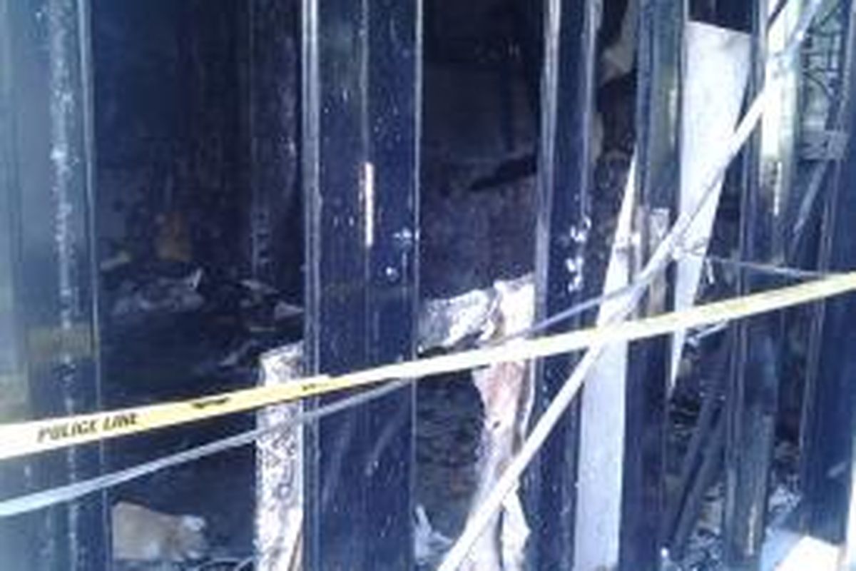 Beginilah kondisi rumah almarhum Ustadz Jefri Al Buchori setelah terjadi kebakaran di lantai satu di rumahnya yang terletak di Jalan Narmada III, Perumahan Bintang Mas, Rempoa, Jakarta Selatan, Jumat (20/6/2014).