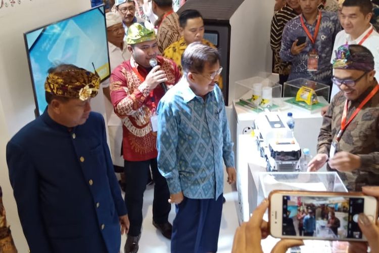Wapres Jusuf Kalla dan Menristekdikti Mohamad Nasir saat meninjau Ritech Expo dalam acara puncak Hakteknas 2019 yang digelar di Taman Puputan, Denpasar, Bali pada Rabu (28/8/2019).