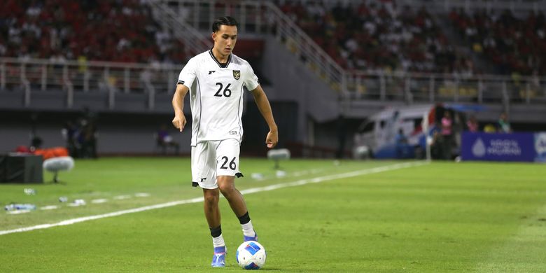 Miliano Jonathans beraksi dalam laga FIFA Matchday Timnas Indonesia vs Lebanon yang digelar di Stadion Gelora Bung Tomo, Surabaya, Senin (8/9/2025).