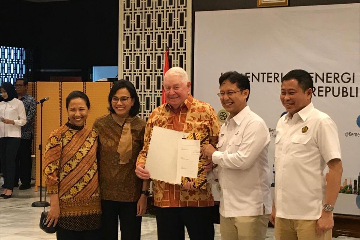 Suasana usai penandatanganan Sales and Purchase Agreement PT Inalum (Persero) dengan Freeport McMoran di Kementerian ESDM, Kamis (27/9/2018). Turut dalam kesepakatan ini Dirut Inalum Budi Gunadi Sadikin, CEO Freeport McMoran Richard Adkerson, Menteri ESDM Ignasius Jonan, Menteri BUMN Rini Soemarno, dan Menteri Keuangan Sri Mulyani Indrawati.