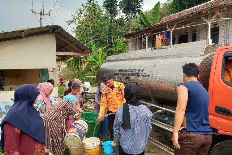 Ribuan Warga Sukajaya Bogor Terdampak Kekeringan, BPBD Salurkan 10.000 Liter Air Bersih