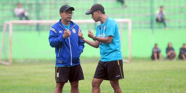 Pelatih Arema FC, Aji Santoso (kiri), berdiskusi dengan asisten pelatih Joko Susilo saat mengawasi sesi latihan di Stadion Gajayana Kota Malang, Senin (20/2/2017) sore.