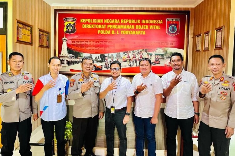 Perwakilan Pertamina Patra Niaga Regional Jawa Bagian Tengah bersama jajaran Polresta Yogyakarta. 