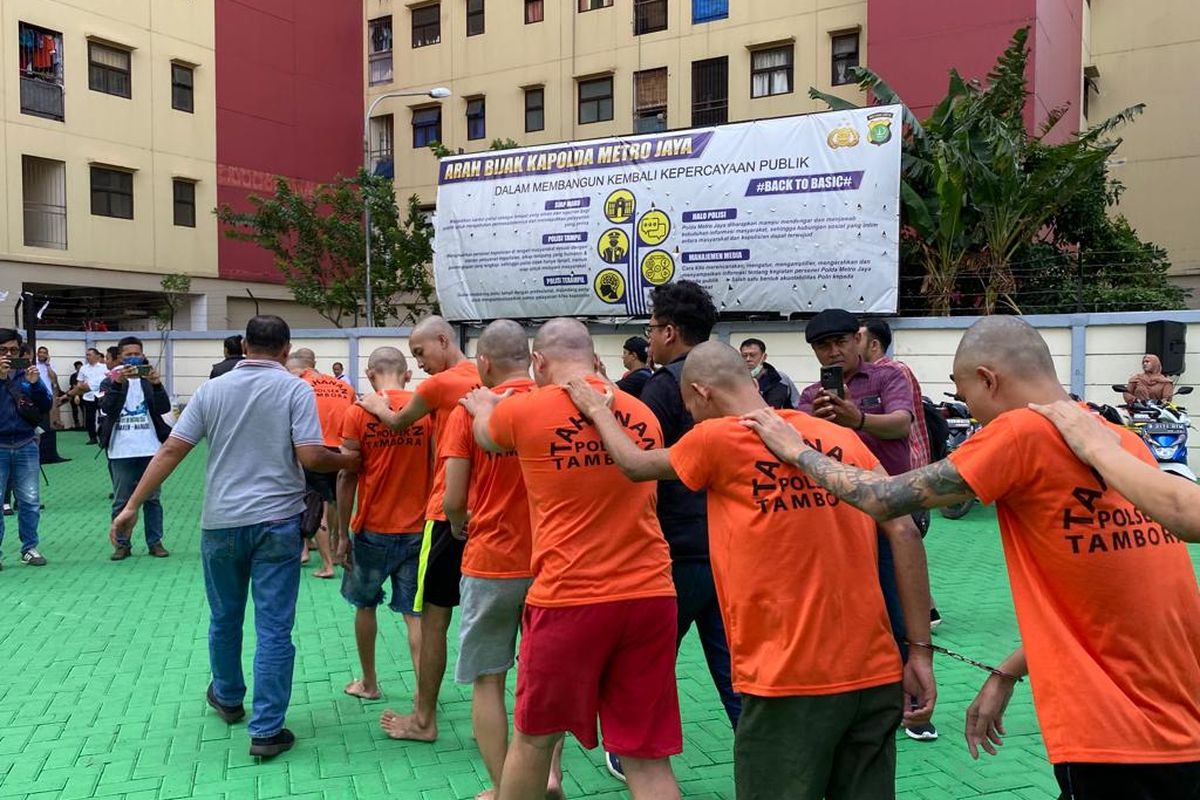 Pelaku pencurian motor ditampilkan ke publik dalam konferensi pers di Mapolres Metro Jakarta Barat, Senin (31/7/2023). 