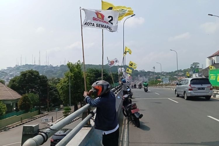 Saat panwaslu kecamatan di Kota Semarang, Jawa Tengah menertibkan alat peraga kampanye yang melanggar aturan di Jalan Jatingaleh.