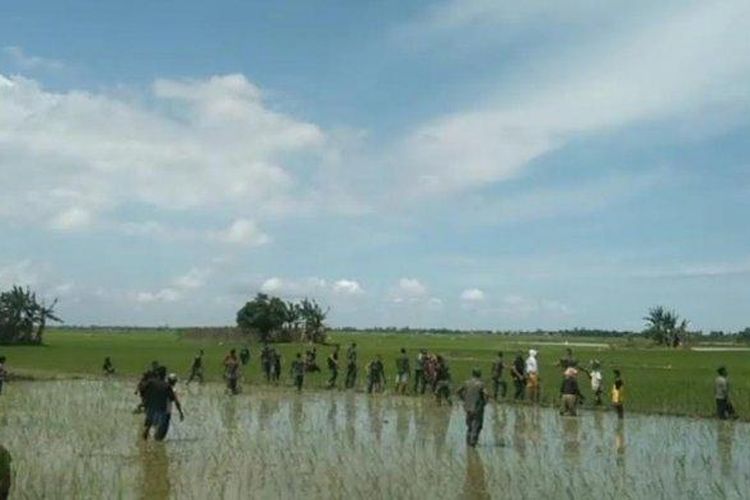 Tangkapan layar video kericuhan yang terjadi di area lahan persawahan. Kericuhan diduga antara petani dari Desa Seituan, Kecamatan Pantai Labu, Kabupaten Deli Serdang, dengan personel TNI Angkatan Darat, Selasa (4/1/2022). 