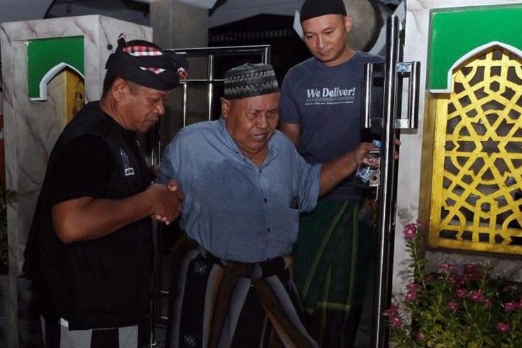 Pecalang atau petugas pengamanan adat Bali membantu menuntun umat Islam usai melaksanakan salat tarawih pertama bulan Ramadan 1445 Hijriah yang bertepatan dengan Hari Raya Nyepi Tahun Baru Saka 1946 di Masjid Agung Asasuttaqwa, Desa Adat Tuban, Badung, Bali, Senin (11/03/2024).