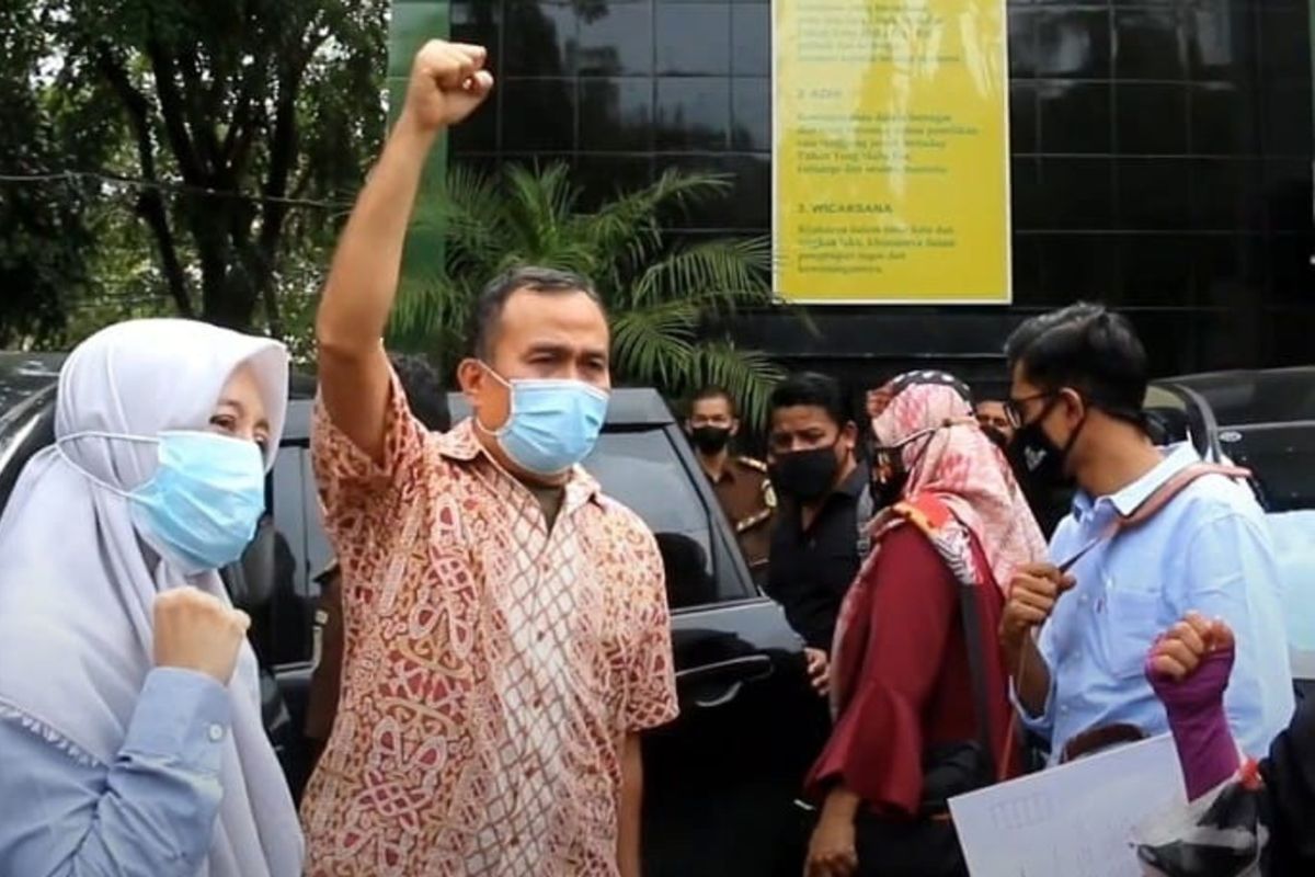 Saiful Mahdi, Dosen Universitas Syiah Kuala, mengangkat tangannya dan mengucapkan takbir saat akan memasuki Lapas Kelas II A Lambaro, Aceh Besar. Ia akan menjalani vonis tiga bulan penjara karena terbukti melanggar UU ITE, akibat melontarkan kritik pedas terkait sistem di USK. Dalam proses perjalanannya, Saiful Mahdi akan menerima amnesti dari Presiden.