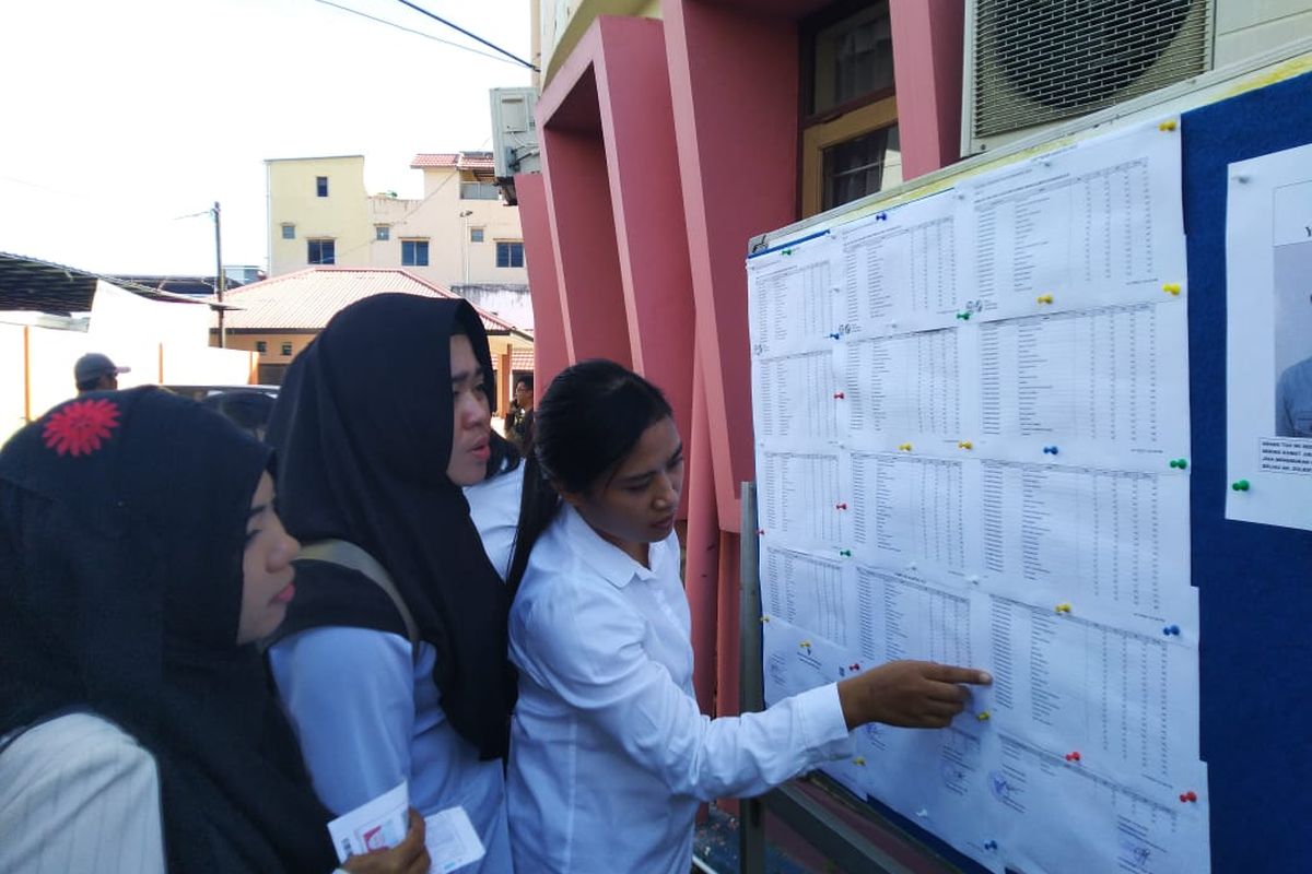 Para peserta CPNS usai mengikuti tes di Gedung Assessment Center Jalan Kartini Nomor 13, Samarinda, Selasa (11/2/2020).